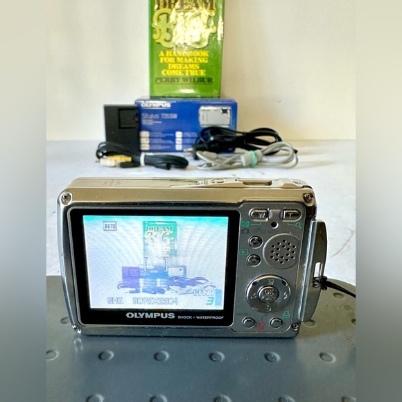 Olympus Stylus 720 SW 7.1MB Waterproof Shockproof Point Shoot Digital Camera - Picture 11 of 12